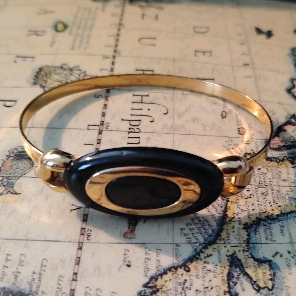 ❤️Vintage TRIFARI Crown Goltone Lucite Bangle Bracelet